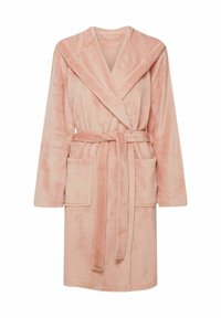 Różowy, puszysty szlafrok z miękkiego materiału, z kołnierzem typu szal, paskiem do zawiązania oraz dwoma przednimi kieszeniami. Długie rękawy i średniej długości fason.