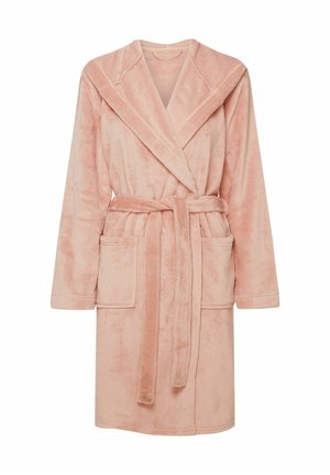 Różowy, puszysty szlafrok z miękkiego materiału, z kołnierzem typu szal, paskiem do zawiązania oraz dwoma przednimi kieszeniami. Długie rękawy i średniej długości fason.