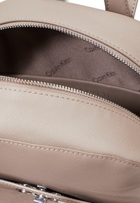 Calvin Klein RE-LOCK DOME - Zaino - cinder monogram pu