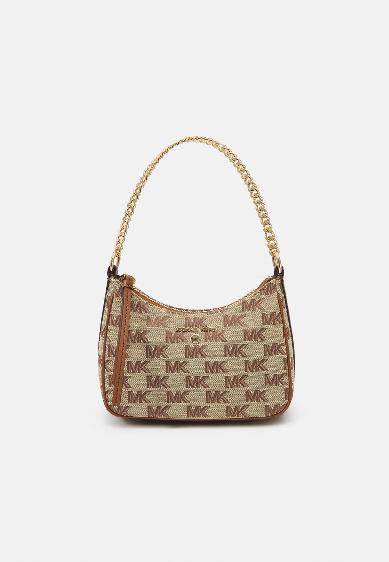 Sac à main beige et marron de créateur avec motif « MK » sur toute la surface, bandoulière chaîne dorée, et fermeture éclair en haut.