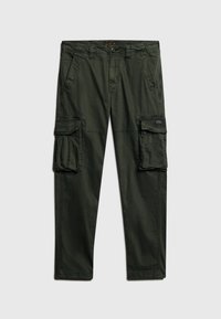 Pantalones cargo verde oscuro con botón frontal, trabillas para cinturón, bolsillos laterales angulados y dos grandes bolsillos con solapa en cada muslo.