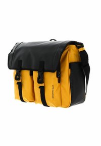 Borsa a tracolla nera e gialla realizzata in materiale resistente, con tre scomparti frontali, fibbie robuste e una tracolla.
