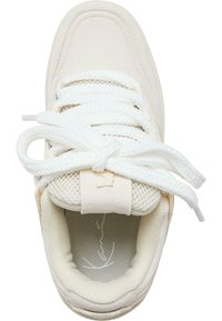 Kremfarget sneaker med en glatt overdel i semsket skinn og mesh, hvite lissser, polstret tunge og en lett strukturert innersåle.