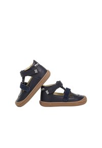 Scarpe in pelle blu navy per bambini con strap in velcro, punta tonda e suole in gomma color beige. Presentano lati perforati e un'etichetta in argento sul tallone.
