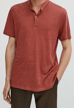 Koszula w stylu henley z krótkim rękawem w kolorze rdzawej czerwieni, wykonana z teksturowanej tkaniny, z trzema guzikami i zaokrąglonym dołem.