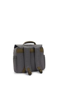 Sac à dos en tissu gris avec des accents vert olive, comprenant deux bretelles réglables, une poignée supérieure et un design compact et rectangulaire.