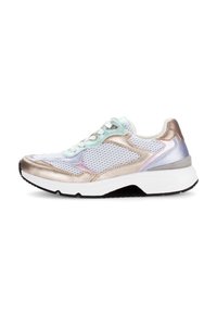 Sneaker med en åndbar mesh-overdel, metalisk guld- og sølvaccents, lyseblå snørebånd og en polstret hvid mellemsål. Sort gummiydersål.