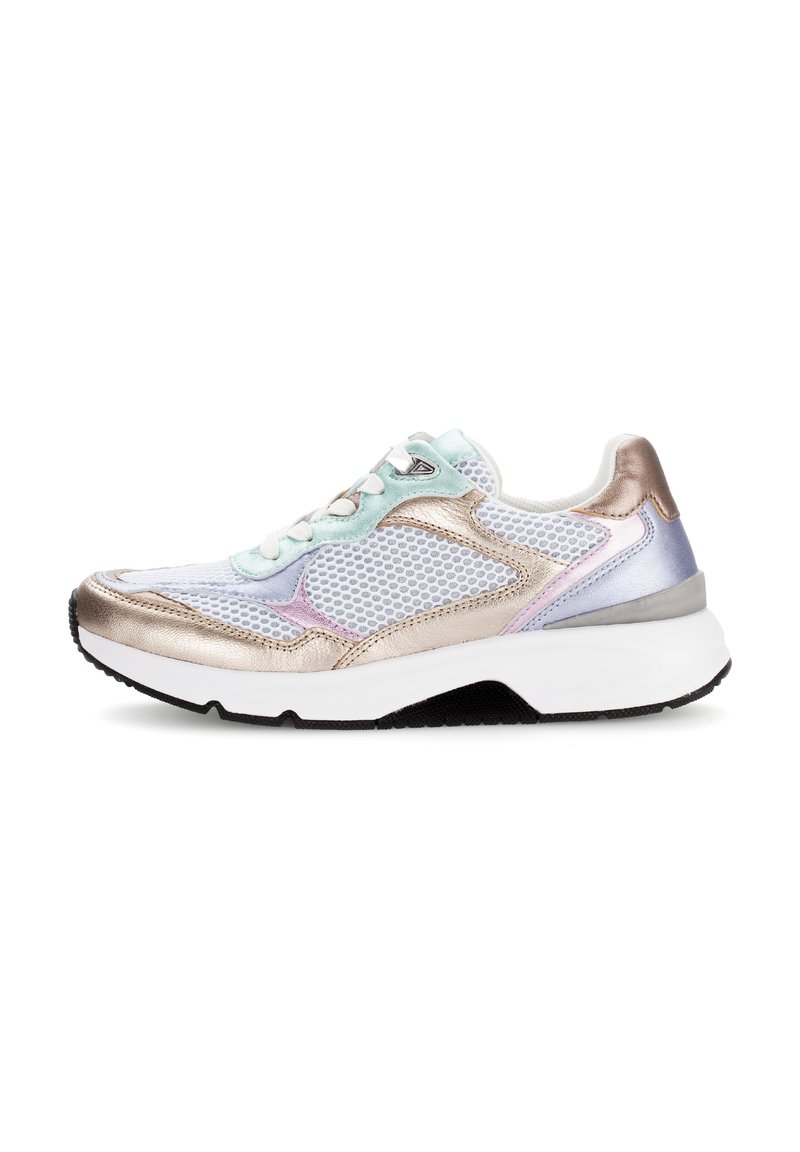 Sneaker med en åndbar mesh-overdel, metalisk guld- og sølvaccents, lyseblå snørebånd og en polstret hvid mellemsål. Sort gummiydersål.