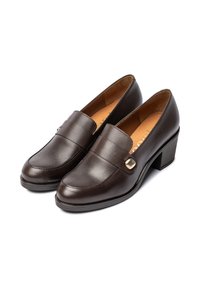 Braune Leder-Loafers mit niedrigem Blockabsatz, rundem Zeh und dekorativem Riemen mit metallischem Akzent. Glatte Oberfläche, klassisches Design.