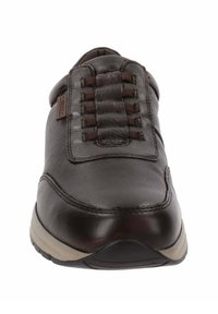 Scarpa in pelle marrone con una superficie liscia, caratterizzata da una punta arrotondata e dettagli decorativi nei lacci. Suola in gomma con un leggero tacco.