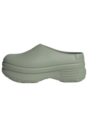 Zapato tipo zueco con plataforma sin cordones en verde grisáceo apagado con suela gruesa y suela exterior texturizada, con el logo de Adidas en el lateral del talón.