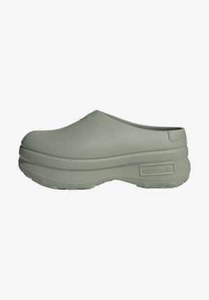 Buty typu clog na platformie, wsuwane, w stonowanym zielono-szarym kolorze, z grubą podeszwą i teksturowaną powierzchnią spodnia, z logo Adidas na stronie pięty.