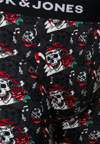 Boxer neri con stampa ripetuta di teschi con cappelli di Babbo Natale, rose e note musicali. Vita elasticizzata con logo "Jack & Jones".