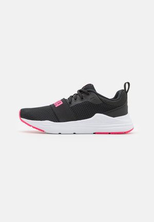 Scarpe sportive con tomaia in mesh nero, cinturino elastico, suola intermedia bianca e dettagli rosa sulla suola. Design leggero per un comfort ottimale.