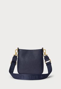 Jūras spēku krāsas ādas pleca soma ar teksturētu apdari, zelta aksesuāriem un platu siksnu ar izvirzītu rakstību. Kompakta, moderna forma.