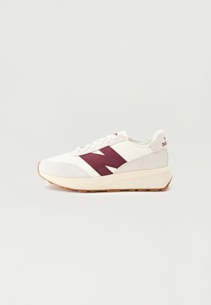 Trainers - dark red