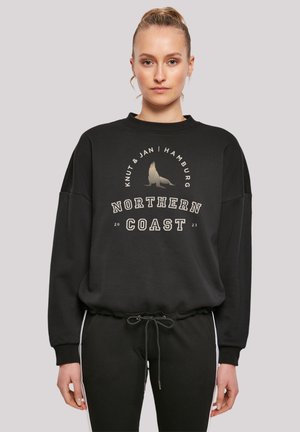 Schwarzer Sweatshirt mit Rundhalsausschnitt, langen Ärmeln und einem grafischen Druck mit Text und einem Siegel-Design. Aus weichem Stoff hergestellt.