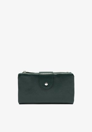 Billetera de cuero verde con acabado texturizado, forma rectangular, cierre de cremallera y detalle de botón a presión en la parte frontal.