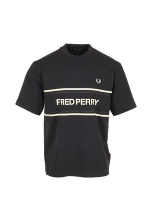 T-shirt nera a maniche corte con righe orizzontali bianche e scritta "FRED PERRY" sul petto, con piccolo logo alloro in alto a sinistra.