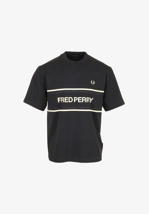 T-shirt noir à manches courtes avec des rayures horizontales blanches et le texte "FRED PERRY" sur la poitrine, avec un petit logo de laurier en haut à gauche.