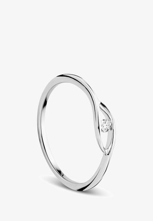 Srebrn prstan z gladkim, ukrivljenim dizajnom in enim okroglim diamantom, nastavljenim znotraj odprtega kapljičnega oblika.