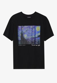 Camiseta de algodón negra con un gráfico frontal de "La noche estrellada" de Van Gogh, con colores vibrantes y texto blanco debajo de la imagen.