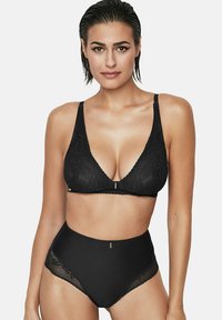 Zwart lingerieset met een gestructureerde bralette met brede bandjes en een diepe V-hals, gecombineerd met hoge taille ondergoed met kanten accenten.