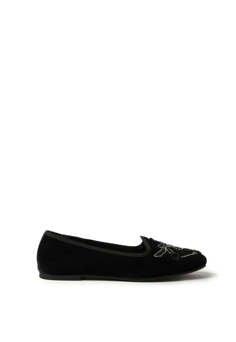Zapato plano de terciopelo negro con diseño bordado de abeja, punta redondeada, ribete elástico y textura suave. Tacón bajo con suela delgada.