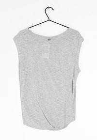Světle šedý krátký rukáv top vyrobený z jemné tkaniny, s širokým výstřihem a zakulaceným zadním dílem. Jednoduchý design s zaobleným lemem.