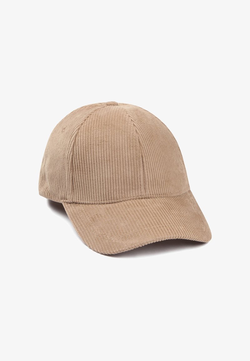 Beige corduroy baseballcap met een gebogen klep, met verticale geribbelde textuur en gestikte naden. Geen zichtbare merknaam of accenten.
