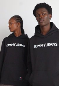 Tommy Jeans BOLD CLASSICS UNISEX - Jersey con capucha - black