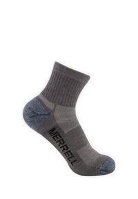 Chaussette grise à la cheville avec bord-côte, talon et bout renforcés en gris plus foncé, et logo "MERRELL" sur le côté.