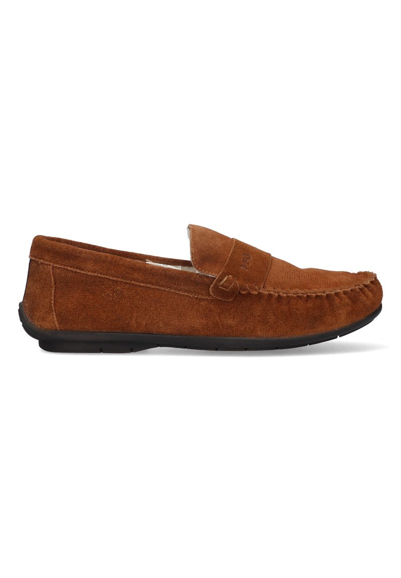 Mocassino slip-on in suede marrone con punta arrotondata, tomaia testurizzata, cuciture decorative e suola in gomma. Design minimalista con un logo sottile.