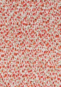 Blumiger Stoff mit einem weißen Hintergrund, der mit kleinen, lebhaften orangefarbenen und roten Blumen geschmückt ist, die mit grünen Blättern durchsetzt sind. Strukturierter Webmuster.