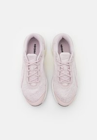 Nike Performance VERSAIR - Trainingsschuh - platinum violet/smokey mauve/soft yellow/metallic silver/black