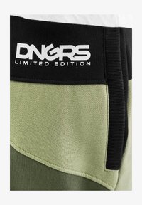 Dangerous DNGRS BOLD - Pantaloni Sportivi - Black Red/nero - Foto 7