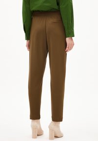 ARMEDANGELS MAGDAA - Broek - dried moss