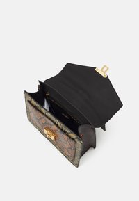 Una borsa a mano rettangolare con un'esterno decorato in tonalità di marrone e nero, ferramenta dorata e un interno in tessuto nero con scomparti.
