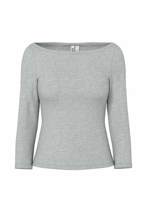 Vaaleanharmaa pitkähihainen paita, jossa on venepääntie, vartalonmyötäinen leikkaus ja pehmeä materiaali. Yksinkertainen muotoilu ilman näkyviä kuvioita tai koristeita.