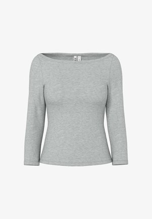 Vaaleanharmaa pitkähihainen paita, jossa on venepääntie, vartalonmyötäinen leikkaus ja pehmeä materiaali. Yksinkertainen muotoilu ilman näkyviä kuvioita tai koristeita.