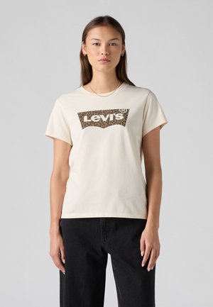 Creme kortærmet bomulds T-shirt med et brunt leopardprint Levi’s-logo foran. Sætter sammen med sorte jeans.