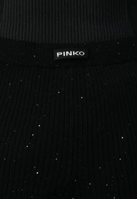 Juodas deriniais audinys su blizgiu raštu, su matoma prekės ženklo "PINKO" etikete, integruota į juosmens dizainą.