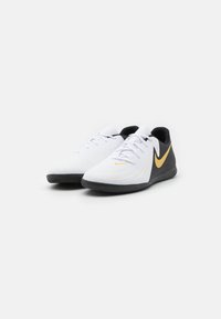 Nike Performance PHANTOM GX 2 CLUB - Dvoranske nogometne kopačke - white/black/metallic gold coin