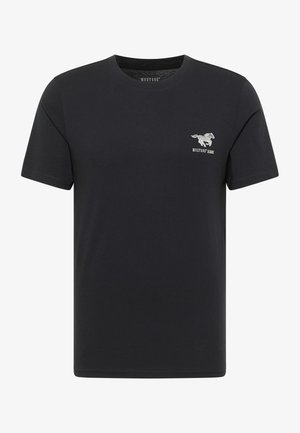 Czarna bawełniana koszulka z okrągłym dekoltem, krótkimi rękawami oraz małym haftowanym logo Mustang na lewej stronie klatki piersiowej.