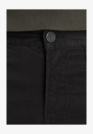 Sorte denim jeans med knaplukning, synlige stiching og en glat tekstur. En olivengrøn ribbet talje er også til stede.