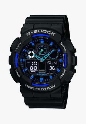 Relógio G-Shock preto com detalhes azuis, mostrador digital, subesferas analógicas circulares e botões marcados numa bracelete de borracha texturizada.