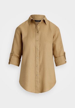 Svetlo rjava lanena srajca z gumbi spredaj, ovratnikom in zavihanimi rokavi. Gladka tekstura z udobnim krojem in klasičnim dizajnom.