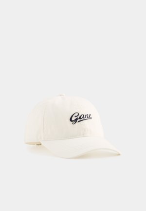 Vit bomull baseballkeps med böjd skärm, försedda med en mörkblå broderad 'Gant'-logotyp på framsidan. Justerbar rem baktill.