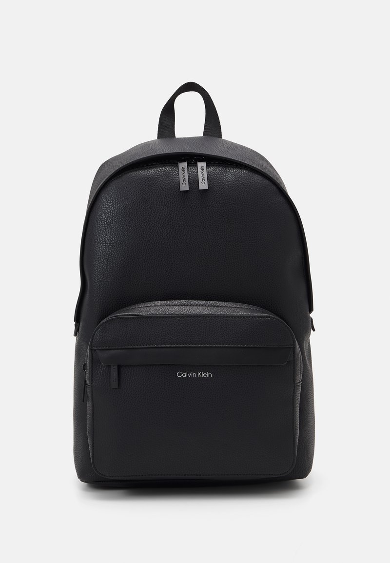 Zaino in pelle nera con finitura testurizzata, dotato di un vano principale con zip, tasca frontale con zip e logo del marchio sul davanti.