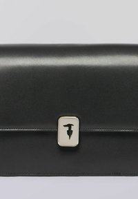 Clutch bag in pelle nera con una texture liscia, dotata di una chiusura metallica con un design a silhouette e una forma rettangolare minimalista.